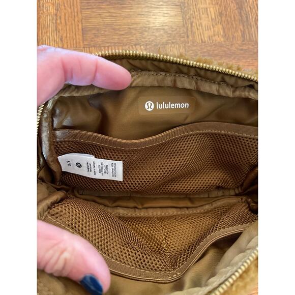 Lululemon Everywhere Sherpa Belt Bag in golden brown - Picture 6 of 7